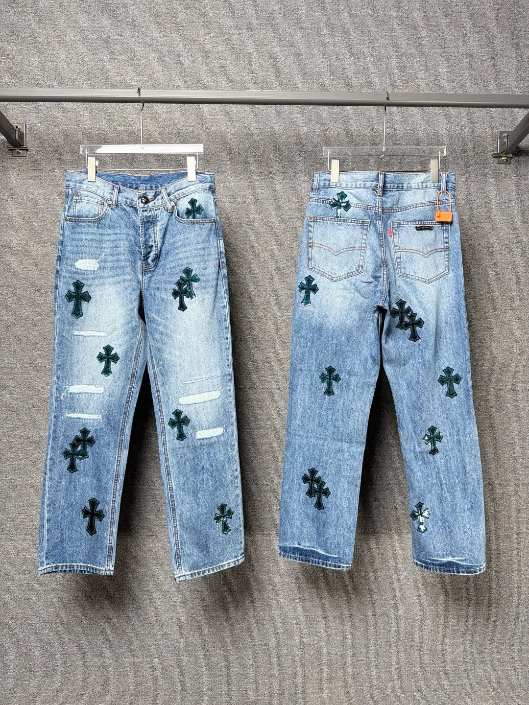 P290 💰 (top version) Croxin & 𝐂𝐡𝐫𝐨𝐦𝐞 𝐇𝐞𝐚𝐫𝐭 ss25 blue pants starry sky ripped button jeans. Styles with different wash textures are very friendly to people with thin legs. The slightly flared version perfectly modifies the leg shape. The timeless and moderate length makes it easy to match and match. It is the basis for various styles and is a must-have in your wardrobe! The fabric is stiff but also makes the upper body soft without losing texture. The washing process is even more perfect. It is a must-have item for everyone! ! ! Washed wheat, hang tag, pants label, complete with three labels Color: blue Size: 28-30-32-34-36 (corresponding to S-M-L-XL-XXL)